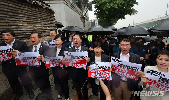 [서울=뉴시스] 이영환 기자 = 김승원 더불어민주당 국회 법제사법위원회 간사 등 야당 법사위원들이 26일 오후 서울 용산구 대통령관저 인근에서 기자회견을 하기 위해 이동하던 중 경찰이 취재진의 통행을 허용하지 않아 바리케이트 앞에서 회견을 한 후 구호를 외치고 있다. 경찰은 대통령관저 인근 도로가 특별경호 구역이라며 일반 시민과 국회의원의 통행은 허용했지만 취재진의 통행은 허용하지 않았다. 2024.07.26. 20hwan@newsis.com