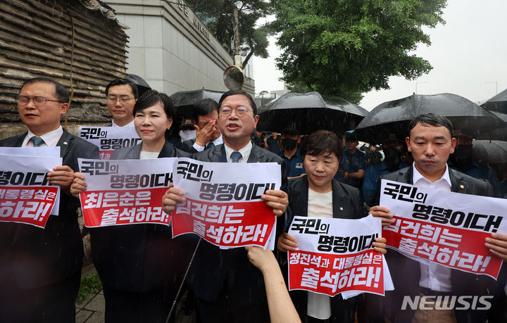 [서울=뉴시스] 이영환 기자 = 김승원 더불어민주당 국회 법제사법위원회 간사 등 야당 법사위원들이 26일 오후 서울 용산구 대통령관저 인근에서 기자회견을 하기 위해 이동하던 중 경찰이 취재진의 통행을 허용하지 않아 바리케이트 앞에서 회견을 한 후 구호를 외치고 있다.   경찰은 대통령관저 인근 도로가 특별경호 구역이라며 일반 시민과 국회의원의 통행은 허용했지만 취재진의 통행은 허용하지 않았다. 2024.07.26. 20hwan@newsis.com