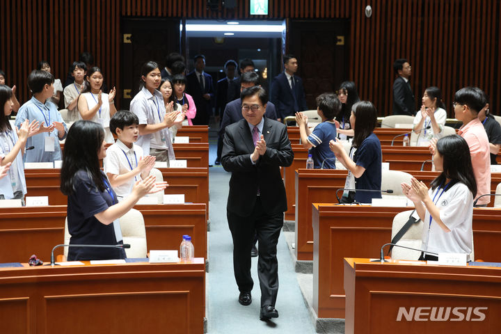 [서울=뉴시스] 권창회 기자 = 우원식 국회의장이 26일 오후 서울 여의도 국회 예결위장에서 열린 제20회 대한민국 어린이국회에 참석하며 어린이들과 인사하고 있다. 2024.07.26. kch0523@newsis.com