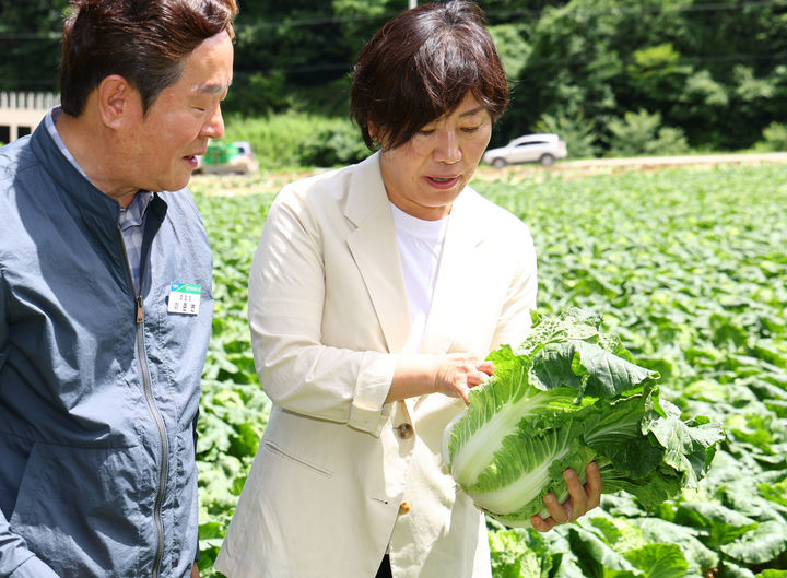 [서울=뉴시스] 송미령 농림축산식품부 장관이 26일 강원 평창군 대관령면 배추 재배 농가를 찾아 생육상황을 점검하고 있다. (사진=농림축산식품부 제공) 2024.07.26. photo@newsis.com *재판매 및 DB 금지