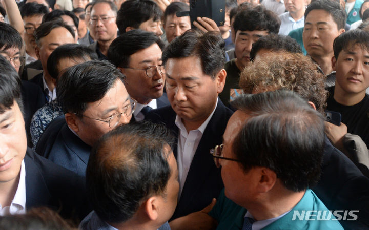 [완주=뉴시스] 김얼 기자 = 김관영 전북특별자치도지사가 26일 전북 완주군 완주군청을 방문해 군민과의 대화를 열 예정이였으나 완주-전주 통합을 반대하는 완주군민들에 의해 장내로 들어서지 못하고 발걸음을 돌리고 있다. 2024.07.26. pmkeul@newsis.com