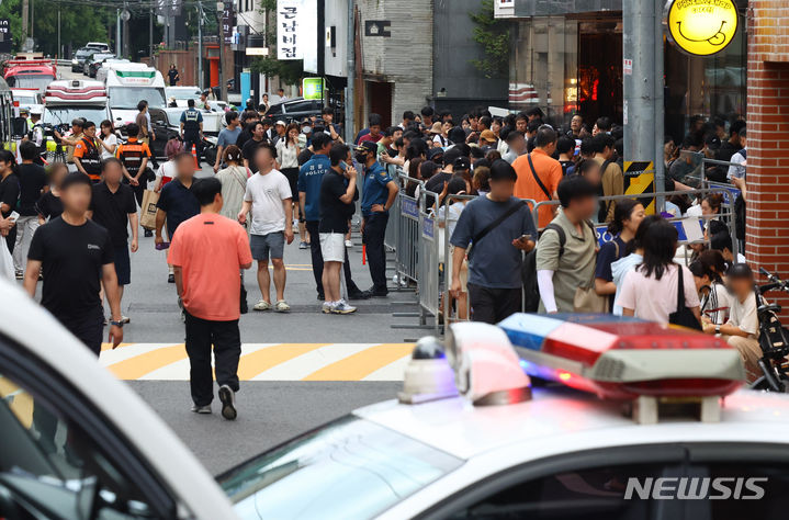 [서울=뉴시스] 황준선 기자 = 티몬·위메프의 정산 지연 사태가 이어진 26일 오후 피해자들이 서울 강남구 티몬 신사옥에서 환불접수를 위해 대기하고 있다.  2024.07.26. hwang@newsis.com