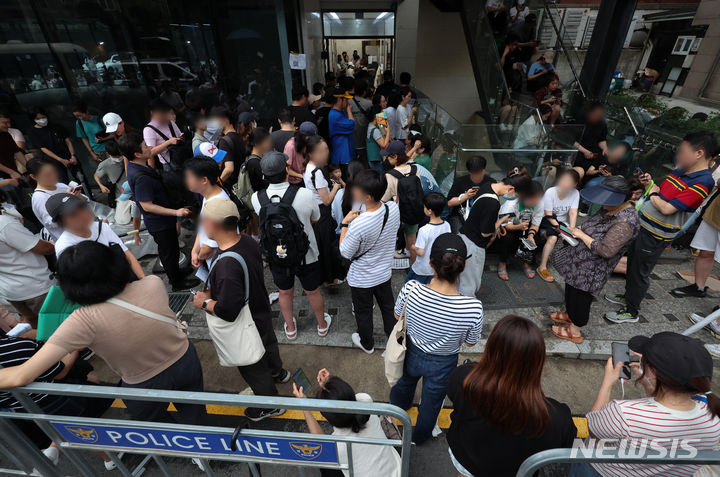 [서울=뉴시스] 황준선 기자 = 티몬·위메프의 정산 지연 사태가 이어진 26일 오후 피해자들이 서울 강남구 티몬 신사옥에서 환불접수를 위해 대기하고 있다.  2024.07.26. hwang@newsis.com