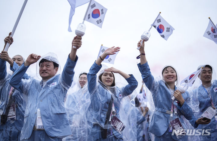 [파리=AP/뉴시스] 2024 파리 올림픽 개회식이 열린 26일(현지시각) 프랑스 파리 센강에서 보트를 탄 대한민국 수영 김서영을 비롯한 선수들이 손을 흔들고 있다. 2024.07.27.