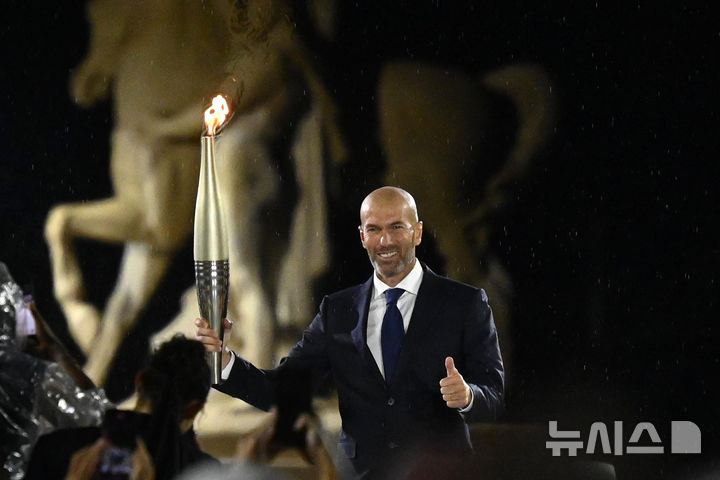 [파리=AP/뉴시스]프랑스 축구 영웅 지네딘 지단. 2024.07.26.