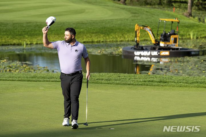 [로스터=AP/뉴시스] 욘 람(스페인)은 27일(한국시각) 영국 로스터의 JCB 골프 앤드 컨트리클럽(파71)에서 열린 LIV 골프 영국 대회 1라운드에서 8언더파 63타를 기록해 선두에 올랐다. 2024.07.27