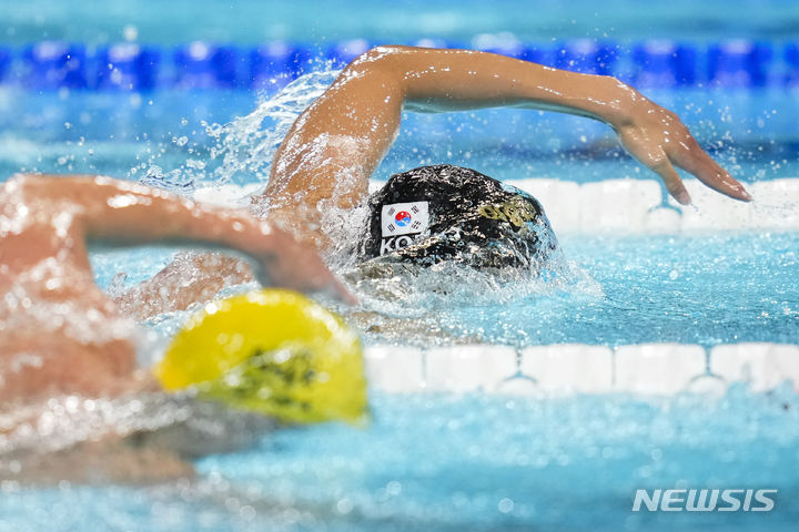 [파리=AP/뉴시스] 대한민국 수영대표팀 김우민이 27일(한국시간) 프랑스 파리 라데팡스에서 열린 남자 400M 자유형 예선 경기에서 역영하고 있다. 2024.07.27.