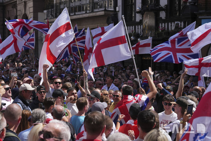 [런던=AP/뉴시스] 토미 로빈슨이란 가명으로 온라인 선동을 계속해온 스티븐 레논의 지휘에 따라 지난 7월 27일 런던 시내에서 일어난 대규모의 영국 극우파 폭력시위.&nbsp; 런던의 군중은 영국 국기와 잉글랜드 스코틀랜드 웨일스 깃발을 들고 "우리 나라를 되찾자"는 구호를 외치며 반이민 폭력시위를 계속했다. 2025.05.12. 