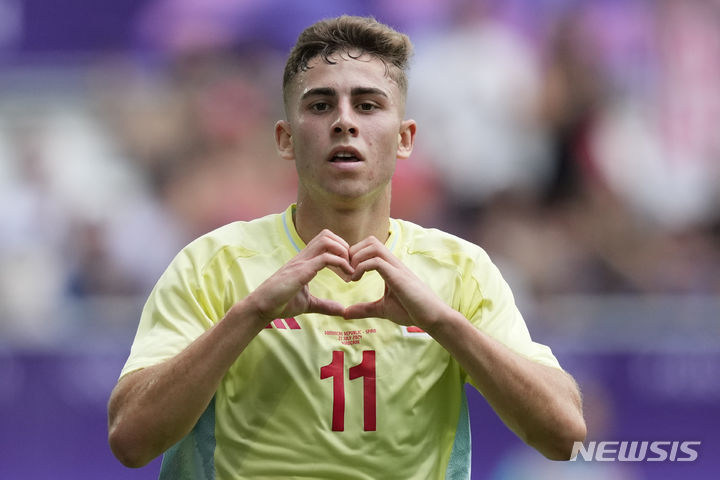 [보르도=AP/뉴시스] 스페인 올림픽 축구대표팀의 페르민 로페스(왼쪽). 2024. 7. 27.