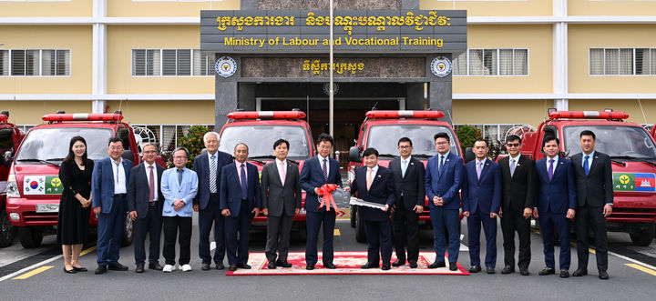 [안동=뉴시스] 지난 26일 캄보디아에서 경북도의 소방차와 도정기 기증식이 진행되고 있다.  (사진=경북도 제공) 2024.07.27 *재판매 및 DB 금지