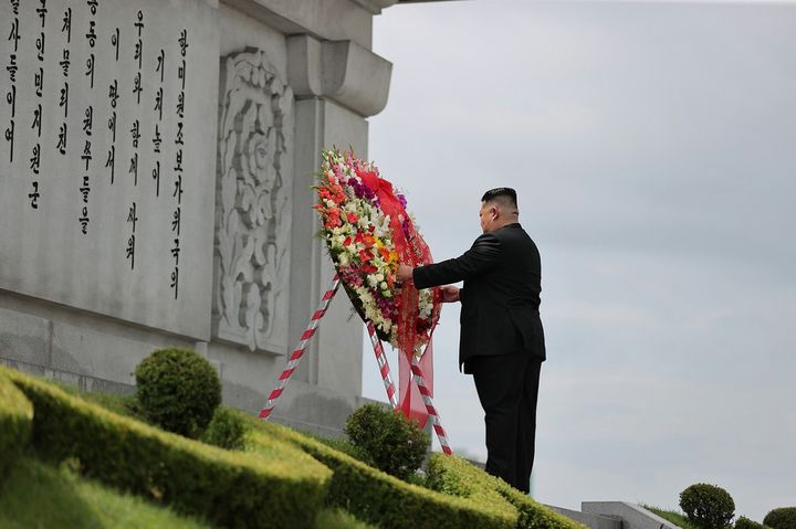 [서울=뉴시스] 김정은 북한 국무위원장이 전승절(한국전쟁 정전협정체결일·7월 27일) 71주년 기념일 하루 전 한국전쟁 참전 중국군을 기념하는 우의탑을 찾아 헌화했다. 그러나 27일 밤 열린 열병식 행사에 왕야쥔 주북한 중국 대사가 불참해 주목되고 있다. (사진=노동신문 캡쳐) 2024.07.30.  *재판매 및 DB 금지