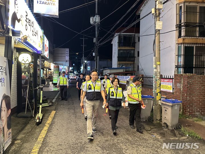 [전주=뉴시스] 전북도 자치경철위원회는 전북대학교 주변에서 이연주 자치경찰위원장, 전주덕진경찰서 관계자, 정연후 전주덕진자율방범연합대장, 자율방범대원 등 30여명이 참석한 가운데 ‘자치경찰 도민안전순찰대 합동 순찰’을 실시했다.  *재판매 및 DB 금지