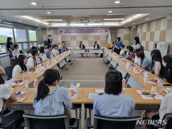 [창원=뉴시스]26일 경남도청에서 일본 오카야마현 청소년 국제교류단 환영회가 열리고 있다.(사진=경남도 제공) 2024.07.27. photo@newsis.com