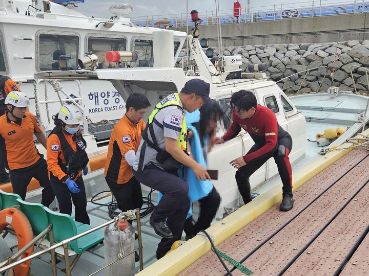  구조된 해상 표류자가 119에 인계되고 있다. (사진=부안해경 제공) *재판매 및 DB 금지