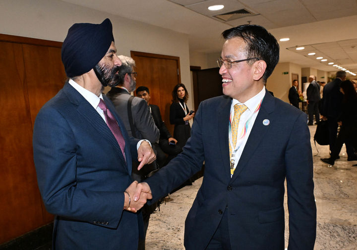 [세종=뉴시스] G20재무장관회의 및 한-중남미 혁신포럼 참석차 브라질 리우 데 자네이루를 방문 중인 최상목 부총리 겸 기획재정부 장관이 25일(현지시각)  아제이 방가 WB(세계은행)총재와 면담에 앞서 악수하며 인사를 나누고 있다. (사진=기획재정부 제공)  *재판매 및 DB 금지