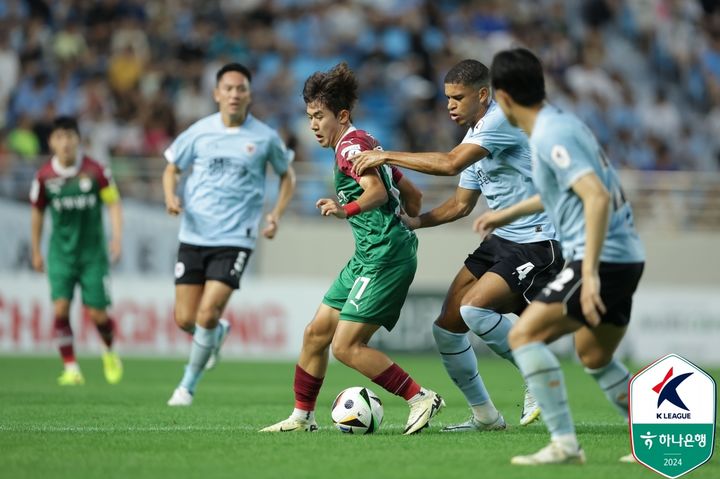 [서울=뉴시스] 프로축구 K리그1 대전하나시티즌의 윤도영(왼쪽), 대구FC의 카이오. (사진=한국프로축구연맹 제공) *재판매 및 DB 금지