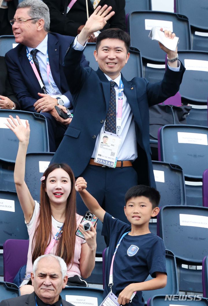 [파리=뉴시스] 김진아 기자 = 유승민 대한탁구협회 회장 겸 국제올림픽위원회(IOC) 선수위원이 26일(현지시각) 프랑스 파리 트로카데로 광장에서 열린 2024 파리 올림픽 개회식에 참석해 손을 흔들어 보이고 있다. (공동취재) 2024.07.27. photo@newsis.com