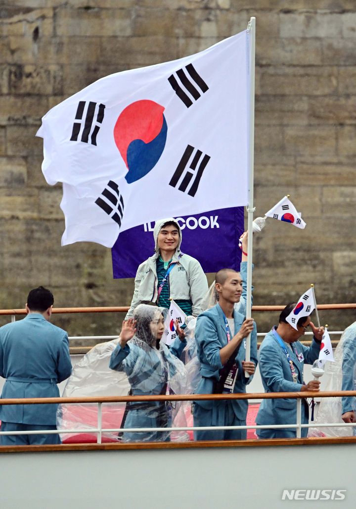 [파리=뉴시스] 최동준 기자 = 2024 파리 올림픽 개회식이 열린 지난달 26일(현지시각) 프랑스 파리 센강에서 대한민국 선수단 기수 우상혁과 김서영을 태운 보트가 트로카데로 광장을 향해 수상 행진을 하고 있다. (공동취재) 2024.07.27. photo@newsis.com