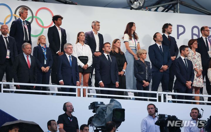 [파리=뉴시스] 김진아 기자 = 2024 파리올림픽 개회식이 열린 26일(현지시각) 프랑스 파리 트로카데로광장에 설치된 개회식장에서 에마뉘엘 마크롱 프랑스 대통령과 토마스 바흐 국제올림픽위원회(IOC) 위원장을 비롯한 참석 내빈들이 프랑스 국기 게양을 바라보고 있다. (공동취재) 2024.07.27. photo@newsis.com