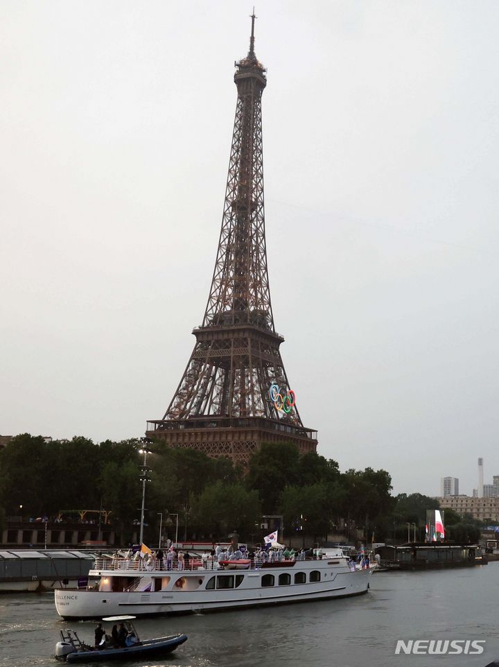 [파리=뉴시스] 최동준 기자 = 2024 파리 올림픽 개회식이 열린 26일(현지시각) 프랑스 파리 센강에서 대한민국 선수단을 태운 보트가 트로카데로 광장을 향해 수상 행진을 하고 있다. (공동취재) 2024.07.27. photo@newsis.com
