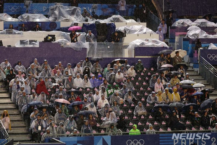 [파리=뉴시스] 김진아 기자 = 2024 파리올림픽 개회식이 열린 26일(현지시각) 많은 비가 내려 프랑스 파리 트로카데로 광장에 설치된 개회식장 내빈석이 비어가고 있다. (공동취재) 2024.07.27. photo@newsis.com