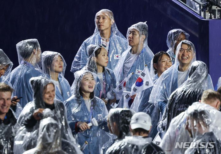 [파리=뉴시스] 김진아 기자 = 2024 파리올림픽 개회식이 열린 26일(현지시각) 프랑스 파리 센강을 따라 선상행진을 마친 대한민국 선수들이 트로카데로광장에 설치된 개회식장에 들어서고 있다. (공동취재) 2024.07.27. photo@newsis.com