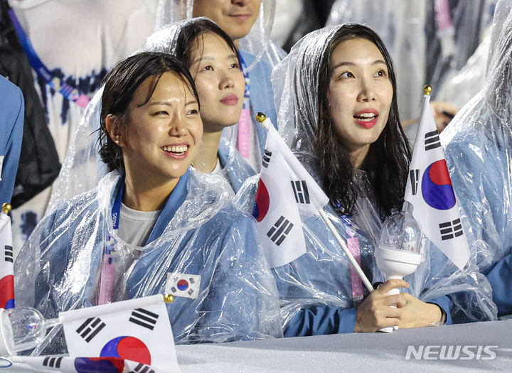 [파리=뉴시스] 김진아 기자 = 2024 파리올림픽 개회식이 열린 26일(현지시각) 프랑스 파리 센강을 따라 선상행진을 마친 대한민국 선수들이 트로카데로광장에 설치된 개회식장에 들어서고 있다. (공동취재) 2024.07.27. photo@newsis.com