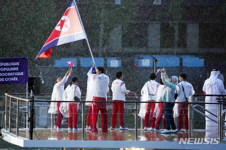 [파리=뉴시스] 김진아 기자 = 7월26일(현지시각) 프랑스 파리 센강에서 열린 2024 파리 올림픽 개회식에서 북한 선수단이 보트를 타고 입장하고 있다. (공동취재) 2024.08.08. photo@newsis.com