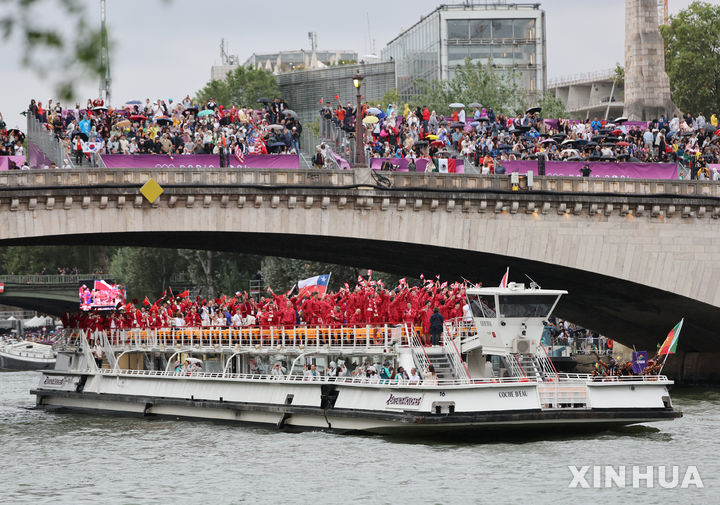 [파리=신화/뉴시스] 11일(현지시각) 2024년 파리올림픽이 막을 내린 가운데 중국은 금메달 40개, 은메달 27개, 동메달 24개를 획득해 종합 2위를 기록했다. 사진은 지난 7월26일 개막식에서 중국 올림픽 대표단이 입장하는 모습. 2024.08.12