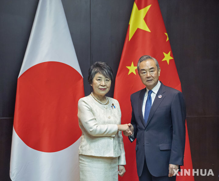 [비엔티안=신화/뉴시스]왕이 중국 공산당 중앙외사판공실 주임 겸 외교부장(오른쪽)과 가미카와 요코 일본 외무상이 지난달 26일 라오스 비엔티안에서 양자 회담에 앞서 악수하고 있다. 2024.08.02.