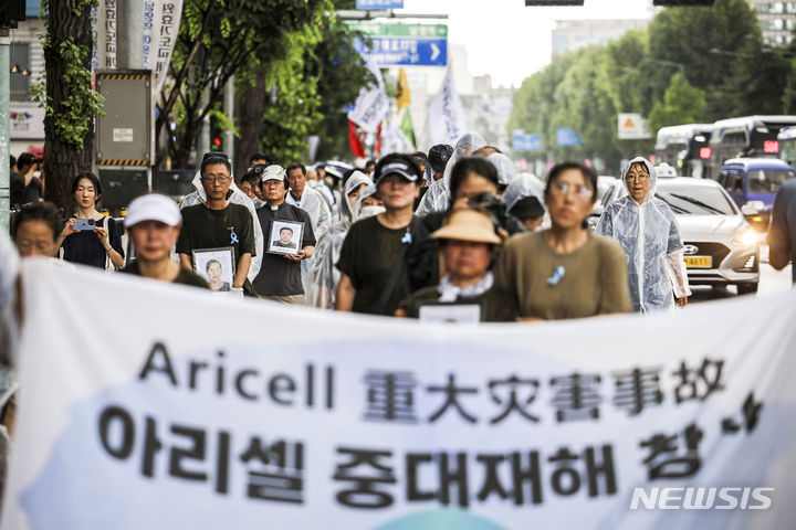 [서울=뉴시스] 정병혁 기자 = 27일 서울 용산구 대통령실 앞에서 열린 아리셀 중대재해 참사 희생자 가족 영정 행진에서 희생자 유가족과 참석자들이 영정을 든 채 서울역 방향으로 행진하고 있다. 2024.07.27. jhope@newsis.com