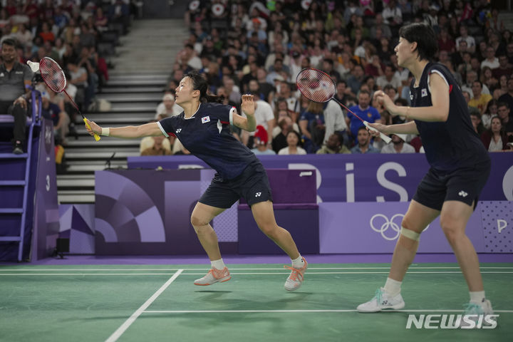 [파리=AP/뉴시스] 배드민턴 여자 복식 국가대표 백하나(왼쪽)와 이소희가 28일(한국시각) 프랑스 파리의 포르트 드 라샤펠 아레나에서 열린 '2024 파리올림픽' 배드민턴 여자 복식 D조 조별 예선 1차전에서 덴마크 마이켄 프루에르가르드-사라 티게센 조와 경기를 펼치고 있다. 2024.07.28.
