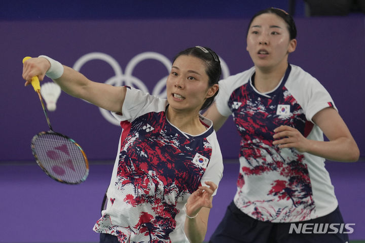 [파리=AP/뉴시스] 배드민턴 여자 복식 국가대표 김소영(왼쪽)과 공희용이 28일(한국시각) 프랑스 파리의 포르트 드 라샤펠 아레나에서 열린 '2024 파리올림픽' 배드민턴 여자 복식 C조 조별 예선 1차전에서 인도의 타니샤 크라스토-아슈위니 폰나파 조와 경기를 펼치고 있다. 2024.07.28.