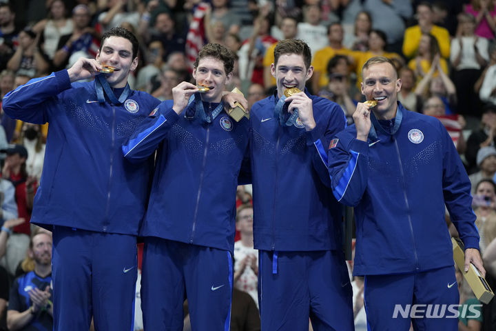 [파리=AP/뉴시스] 2024 파리 올림픽 자유형 계영 400m에서 금메달을 차지한 미국 계영대표팀. 2024. 7. 27.