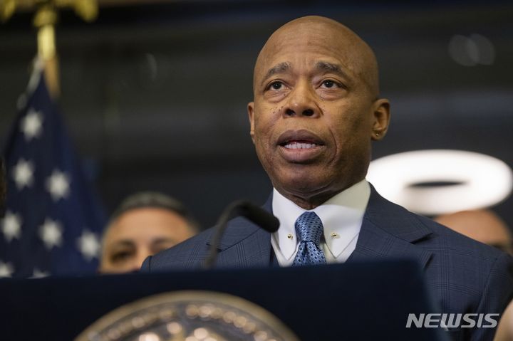 뉴욕=AP/뉴시스] 뉴욕시 교도소의 독방 감금법 시행 금지를 위해 주 비상사태를 선언하고 법시행 중지 긴급 명령을 내린 에릭 아담스 뉴욕시장. 2024. 07.28.&nbsp; 