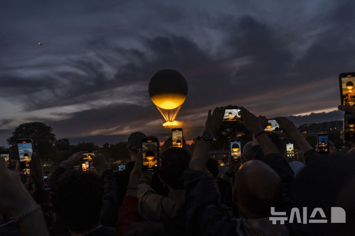[파리=AP/뉴시스] 2024 파리 올림픽의 시작을 알린 '열기구 성화대'. 2024. 7. 27.