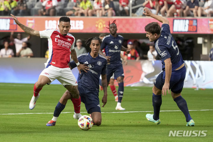 [캘리포니아=AP/뉴시스] 잉글랜드 프로축구 프리미어리그(EPL) 아스널의 가브리엘 제수스(왼쪽). 2024. 7. 27.