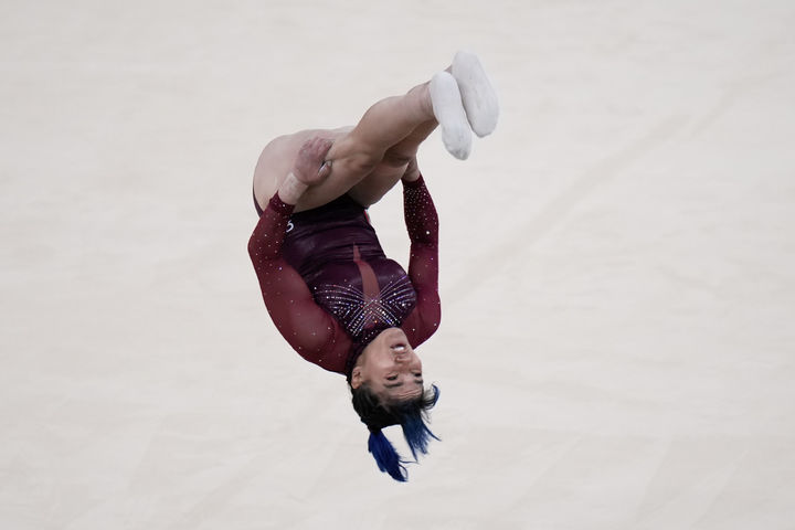 [파리=AP/뉴시스] 멕시코 체조선수 알렉사 모레노가 28일(현지시간) '2024 파리 올림픽' 여자 기계체조 예선에서 마루운동에서 동작을 선보이고 있다. 그녀는 화려한 퍼포먼스를 위해 K팝 대세 그룹 '스트레이 키즈'의 대표곡 '특' '매니악' '락'을 배경음악으로 사용했다.