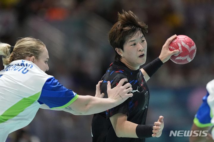 [파리=AP/뉴시스]여자 핸드볼 류은희. 2024.07.28.
