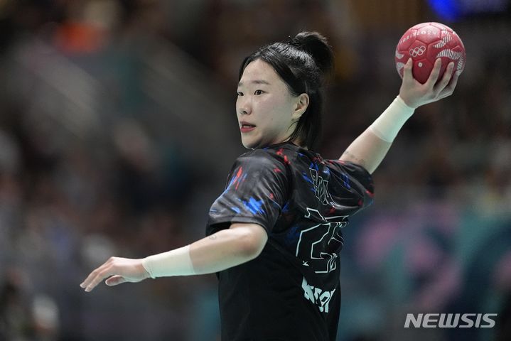 [파리=AP/뉴시스]여자 핸드볼 우빛나. 2024.07.28.