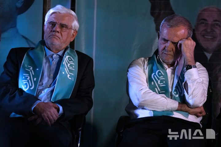 [테헤란=AP/뉴시스] 사진은 지난 2024년 7월 3일 이란 테헤란에서 마수드 페제시키안(오른쪽)이 선거 유세 도중 모하마드 레자 아레프 부통령(왼쪽) 옆에 앉아 있는 모습. 2026.04.11. photo@newsis.com