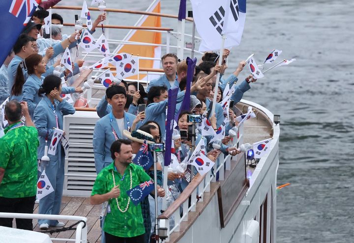 [서울=뉴시스] 삼성전자가 지난 26일(현지시간) 열린 '2024 파리 올림픽' 개막식을 갤럭시 S24 울트라를 통해 새로운 시청 경험을 제공했다. (사진=삼성전자 제공) *재판매 및 DB 금지