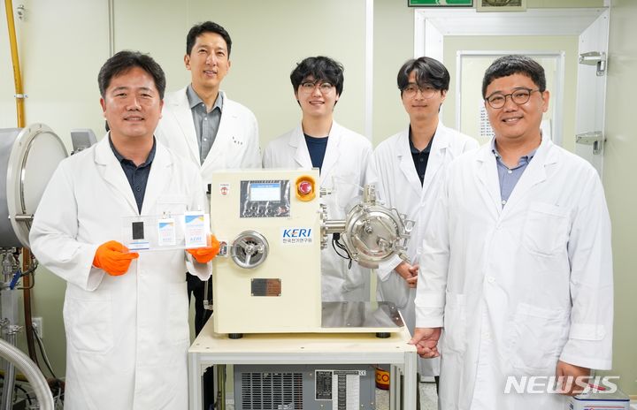 [창원=뉴시스] 한국전기연구원 하윤철(맨왼쪽) 박사와 연구진이 전고체전지용 양극활물질과 고체전해질을 최적으로 혼합하기 위해 개발한 '블레이드 밀' 장비를 앞에 두고 포즈를 취하고 있다. (사진=한국전기연구원 제공) 2024.07.29. photo@newsis.com