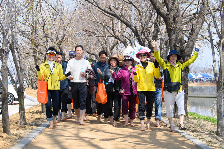 [구미=뉴시스] 시민들과 지산샛강 맨발길 걷는 김장호(왼쪽 두번째) 구미시장. (사진=구미시 제공) 2024.07.28. photo@newsis.com *재판매 및 DB 금지