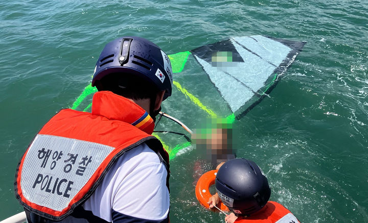 [부산=뉴시스] 27일 낮 12시36분께 부산 해운대구 송정해수욕장 앞 바다에서 표류 중인 윈드서핑객. (사진=부산해경 제공) 2024.07.28. photo@newsis.com *재판매 및 DB 금지