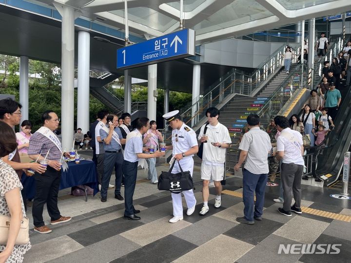 [포항=뉴시스] 지난 26~27일 경북 포항역광장에서 한국수산업경영인 경북도연합회와 포항시 관계자가 포항 수산물 소비 촉진 활성화를 위한 '강도다리 소비 촉진, 포항 물회 시식 행사'를 열고 포항역을 방문한 관광객에게 강도다리 포항 물회를 컵에 담아 전달하고 있다. (사진=포항시 제공) 2024.07.28. photo@newsis.com 