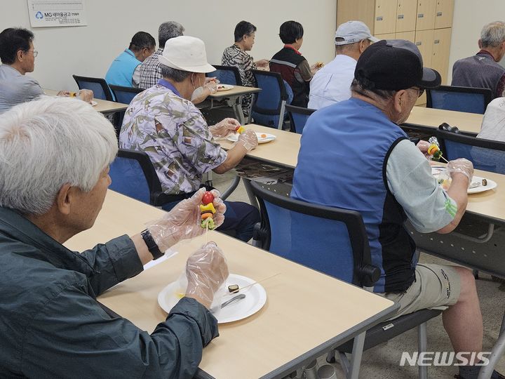 [안양=뉴시스] 안양시가 찾아가는 고령자 식생활 교육에 나서는 등 노인들의 건강관리에 주력하고 있다. (사진=안양시 제공) 2024.07.28. photo@newsis.com 