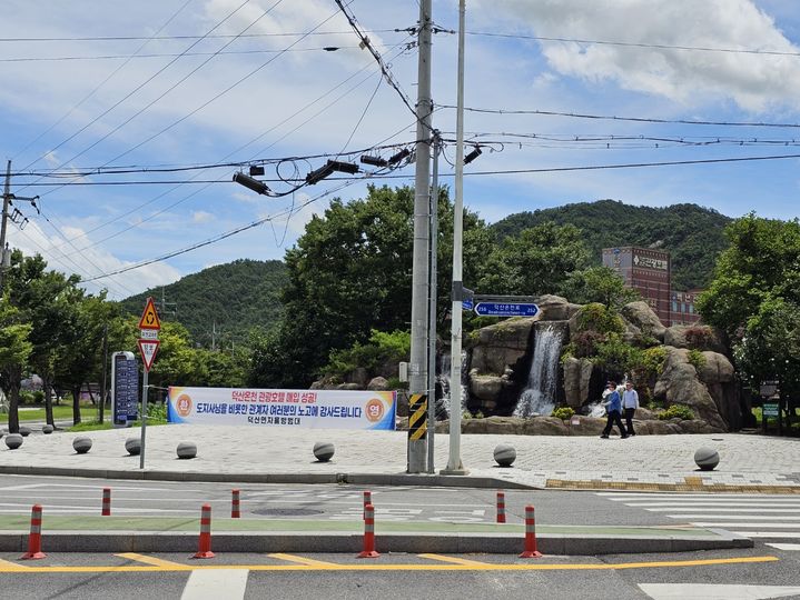 [예산=뉴시스] 김덕진 기자=28일 충남 예산군 덕산면 사동리 일원 덕산온천관광지 일원에 충남도개발공사의 덕산온천관광호텔 매입을 축하하는 현수막이 걸려 있다. 2024.07.28. spark@newsis.com *재판매 및 DB 금지