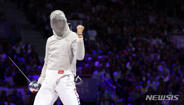 [파리=뉴시스] 김진아 기자 = 오상욱이 27일(현지시간) 프랑스 파리 그랑 팔레에서 열린 파리 올림픽 펜싱 남자 사브르 개인 결승 튀니지 파레스 페르자니와의 경기에서 공격에 성공한 뒤 기뻐하고 있다. 2024.07.28. bluesoda@newsis.com