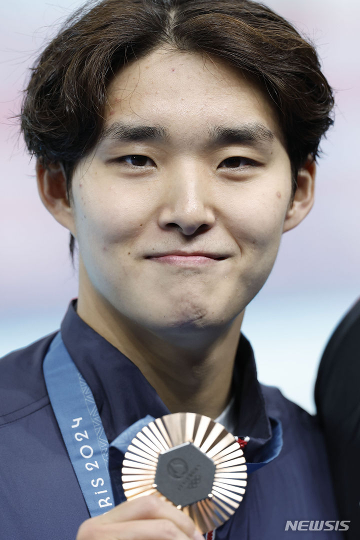 [파리=뉴시스] 최동준 기자 = 27일(현지시각) 프랑스 파리 라 데팡스 아레나에서 열린 2024 파리 올림픽 수영 남자 자유형 400M 결승 시상식에서 동메달을 획득한 대한민국 김우민이 포즈를 취하고 있다. 2024.07.28. photocdj@newsis.com